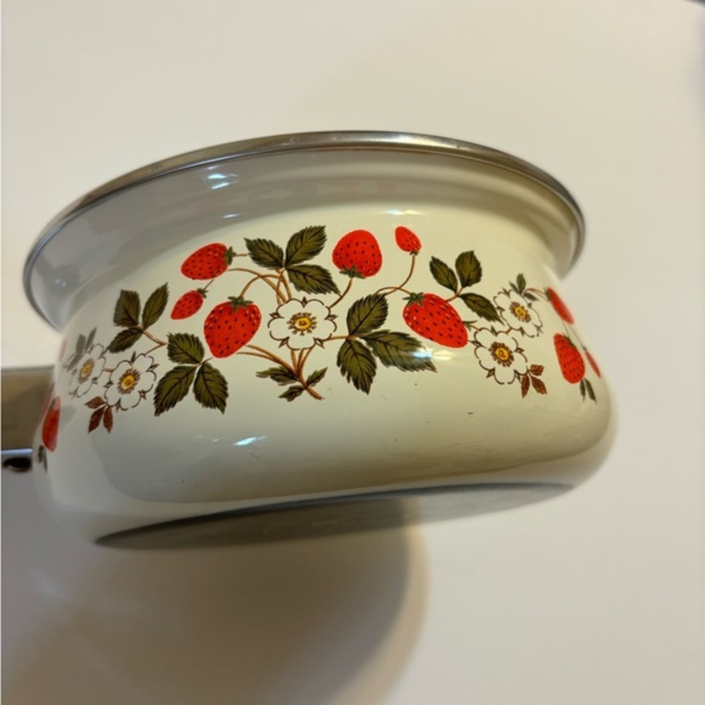 Strawberries’n Cream Enamelware 6.5” Saucepan Vintage Made in Taiwan Sheffield